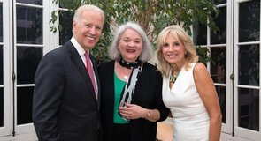 NCDSV Başkanı Deborah Tucker, Başkan Yardımcısı Joe Biden ve Dr. Jill Biden ile Washington DC dışındaki evlerinde Kadına Yönelik Şiddet Yasası'nın geçişini kutlarken 