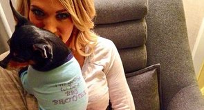 Magliette di Carrie Underwood e il cane