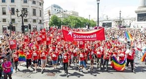 Foto del equipo de Stonewall liderando una marcha del orgullo LGBT