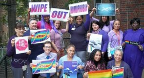 Foto de la manifestación del grupo AAP por la igualdad LGBTQ