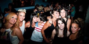 Zdjęcie lesbijskiej imprezy tanecznej