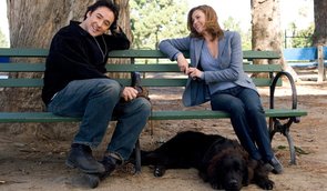 Photo de couple dans un parc à chiens