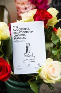 Photo d'un manuel de relation Talkspace dans un bouquet de mariage