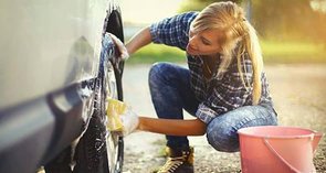 Fotografie ženy, která se stará o své auto