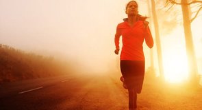 Fotografie běžící ženy