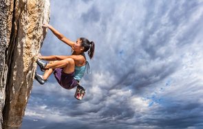 Foto di una ragazza che si arrampica su roccia