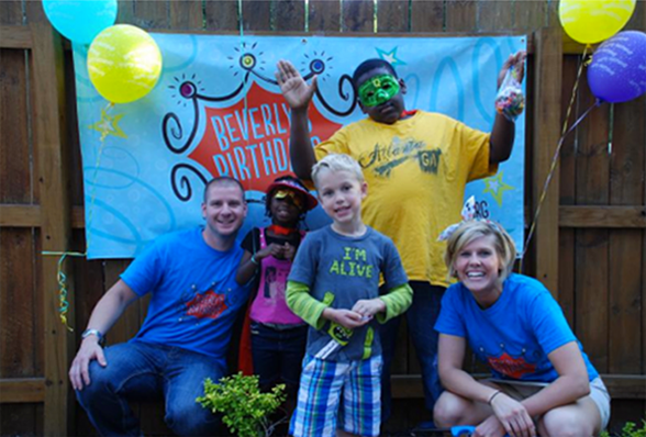 Zdjęcie wolontariuszy na przyjęciu urodzinowym dla bezdomnych dzieci