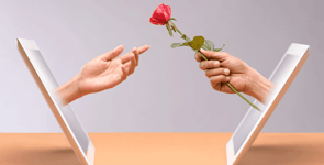 Foto van iemand die een roos uitdeelt vanaf een tabletscherm