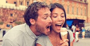 Photo d'un homme essayant de manger un cornet de crème glacée pour femme