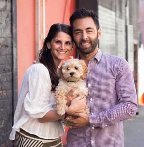 Foto van Ali, haar man Matt en haar hond Teddy
