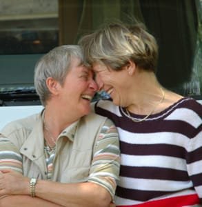 Yaşlı bir lezbiyen çiftin resmi
