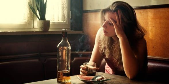 Zdjęcie kobiety pijącej samotnie