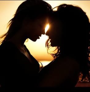 Photo de deux femmes s'embrassant