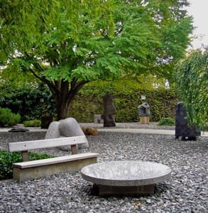Noguchi Müzesi'nin heykel bahçesinin resmi
