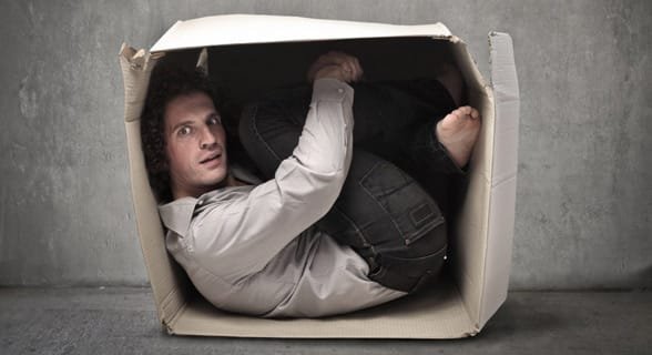Foto de un hombre atrapado en una caja