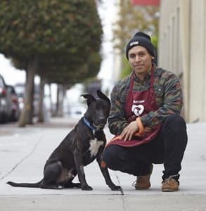 Un volontario SF SPCA con un cane
