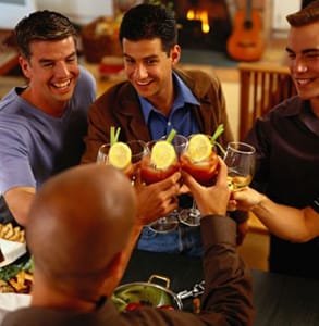 Foto de hombres brindando en una cena