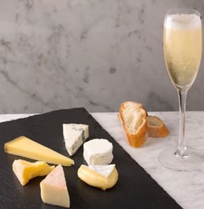 Peynir ve şampanya fotoğrafı