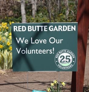 Foto van een Red Butte Garden-bord dat vrijwilligers bedankt