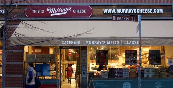 Murray's Cheese vitrininin fotoğrafı