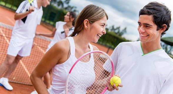 Zdjęcie mężczyzny i kobiety grających w tenisa