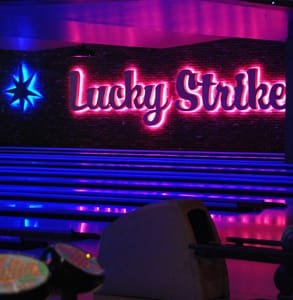 Lucky Strike'ın bowling salonunun fotoğrafı