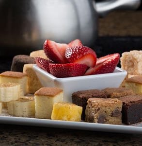 Foto von Erdbeeren, Kuchen und Brownies von The Melting Pot