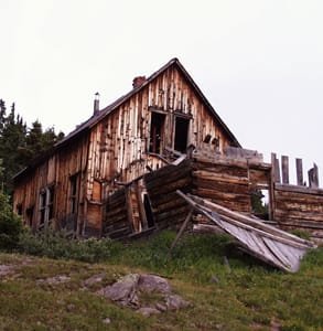 Foto van een oud gebouw in een spookstad