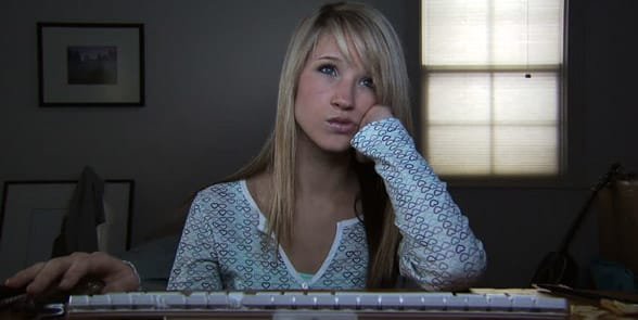 Photo d'une femme qui s'ennuie sur un ordinateur