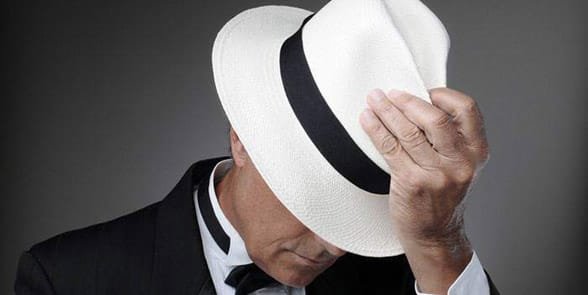 Photo d'un homme inclinant son chapeau