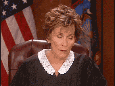 Een GIF van Judge Judy die haar hoofd schudt