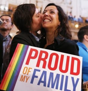 Fotografie lesbického páru na shromáždění gay pride