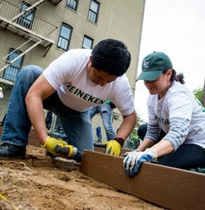 Foto dei volontari di GrowNYC che costruiscono un giardino