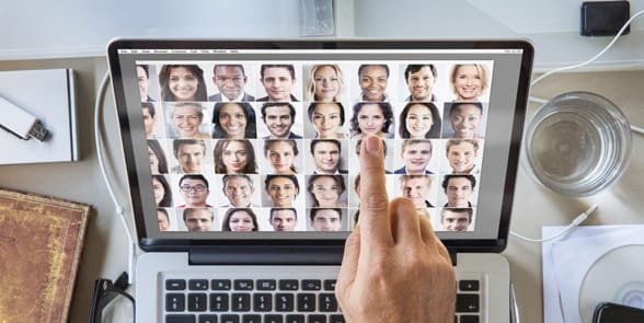 Photo de visages sur un écran d'ordinateur