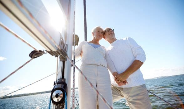 Foto di una coppia di anziani che naviga