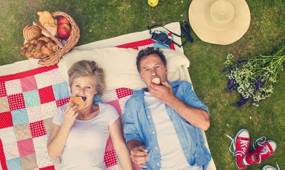 Foto di una coppia durante un picnic