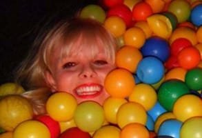 Foto di Becky in una fossa di palline