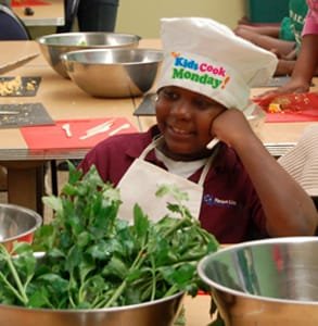 Foto de un niño participando en la campaña Kids Cook Monday