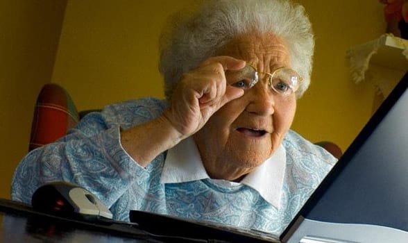 Photo d'une grand-mère utilisant un ordinateur