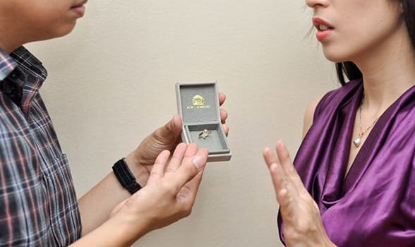 Photo d'une femme disant non à une demande en mariage
