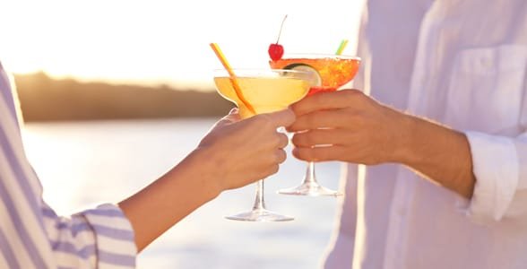 Foto van een stel met cocktails