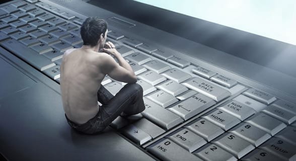 Foto van een man die liefdevol naar een computer staart