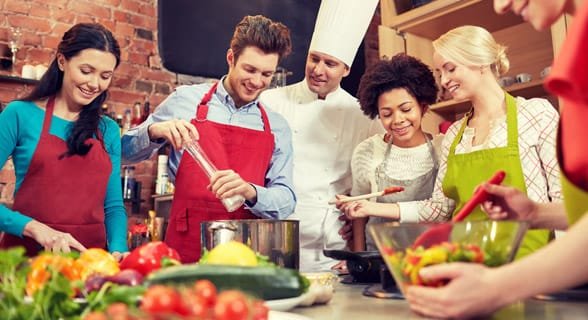 Foto di persone a un corso di cucina