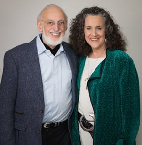 Photo du Dr John Gottman et du Dr Julie Schwartz Gottman, fondateurs de l'Institut Gottman