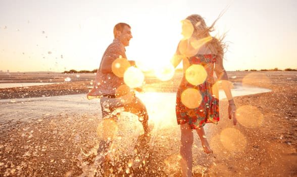 Photo d'un couple heureux sur la plage