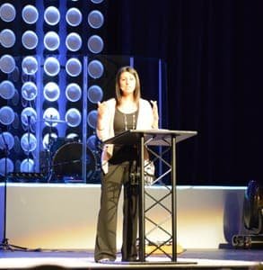 Foto della blogger Debra Fileta sul palco di un evento speaking