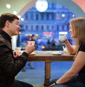 Photo d'un couple parlant à un rendez-vous