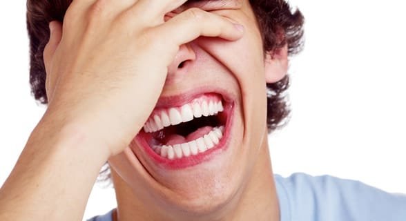 Foto van een man die om zichzelf lacht