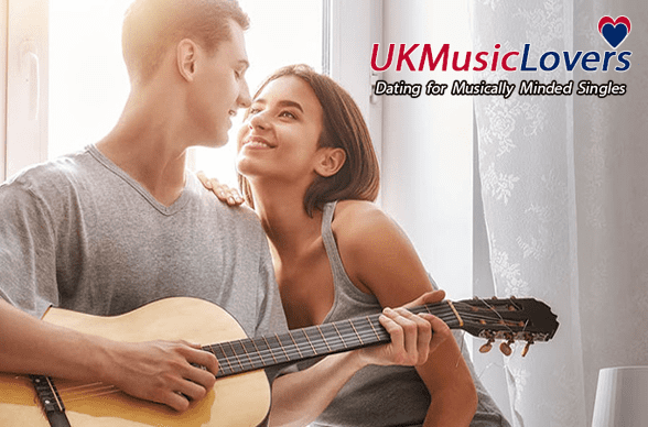 Foto van een man die gitaar speelt en in de ogen van een vrouw staart en het UK Music Lovers-logo