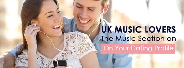 Couple écoutant de la musique avec des écouteurs depuis un smartphone dans un parc avec un fond urbain